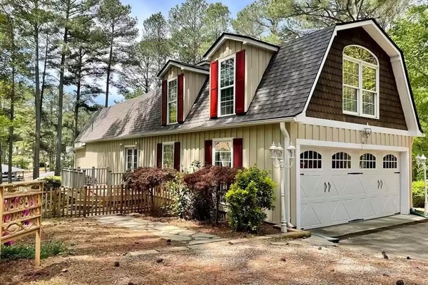 Beautiful and unique Northern Cove Retreat sits on a flat lake front property