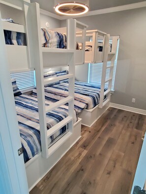 2 sets of custom full size bunk beds - 3 Bedroom, 2 bathroom beach house with ocean view, sleeps 14. (Crystal beach)
