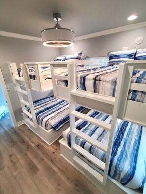 3 habitaciones, tabla de planchar con plancha, wifi y ropa de cama