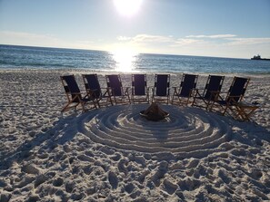 Una spiaggia nelle vicinanze, lettini da mare