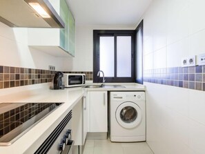 Réfrigérateur, micro-ondes, four