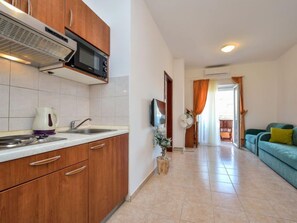 ثلاجة، ميكروويف، مستلزمات طهي/أطباق/أوعية