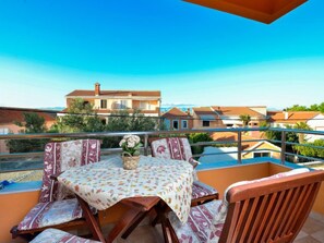 تناول الطعام بالخارج