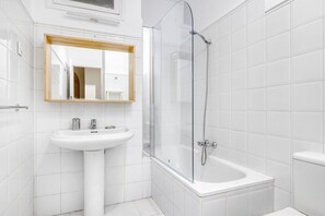 Secador de cabelo, toalhas de banho