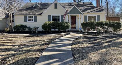 New! Cheerful cottage filled with art and books in the heart of Waxahachie