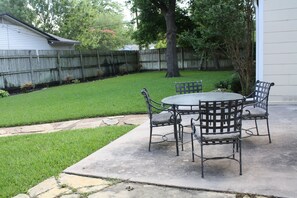 Outdoor dining - New! Cheerful cottage filled with art and books in the heart of Waxahachie (Waxahachie)