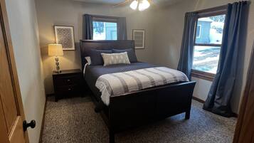 3 Schlafzimmer, Schreibtisch, Bügeleisen/Bügelbrett, Reisekinderbett