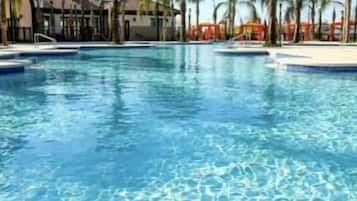 Una piscina al aire libre, una piscina climatizada