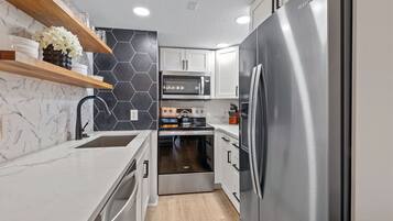 Refrigerador, microondas, horno y parrilla de estufa