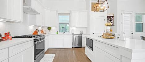 Jääkaappi, mikroaaltouuni, uuni, liesi