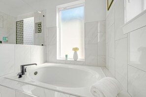 Baignoire, séchoir à cheveux, serviettes fournies, papier de toilette