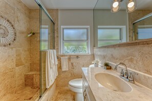 Duschwanne, Haartrockner, Handtücher, Seife