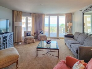 TV - Warwick 202 Oceanfront - Easy Beach Access, Wet Bar (Pawleys Island)