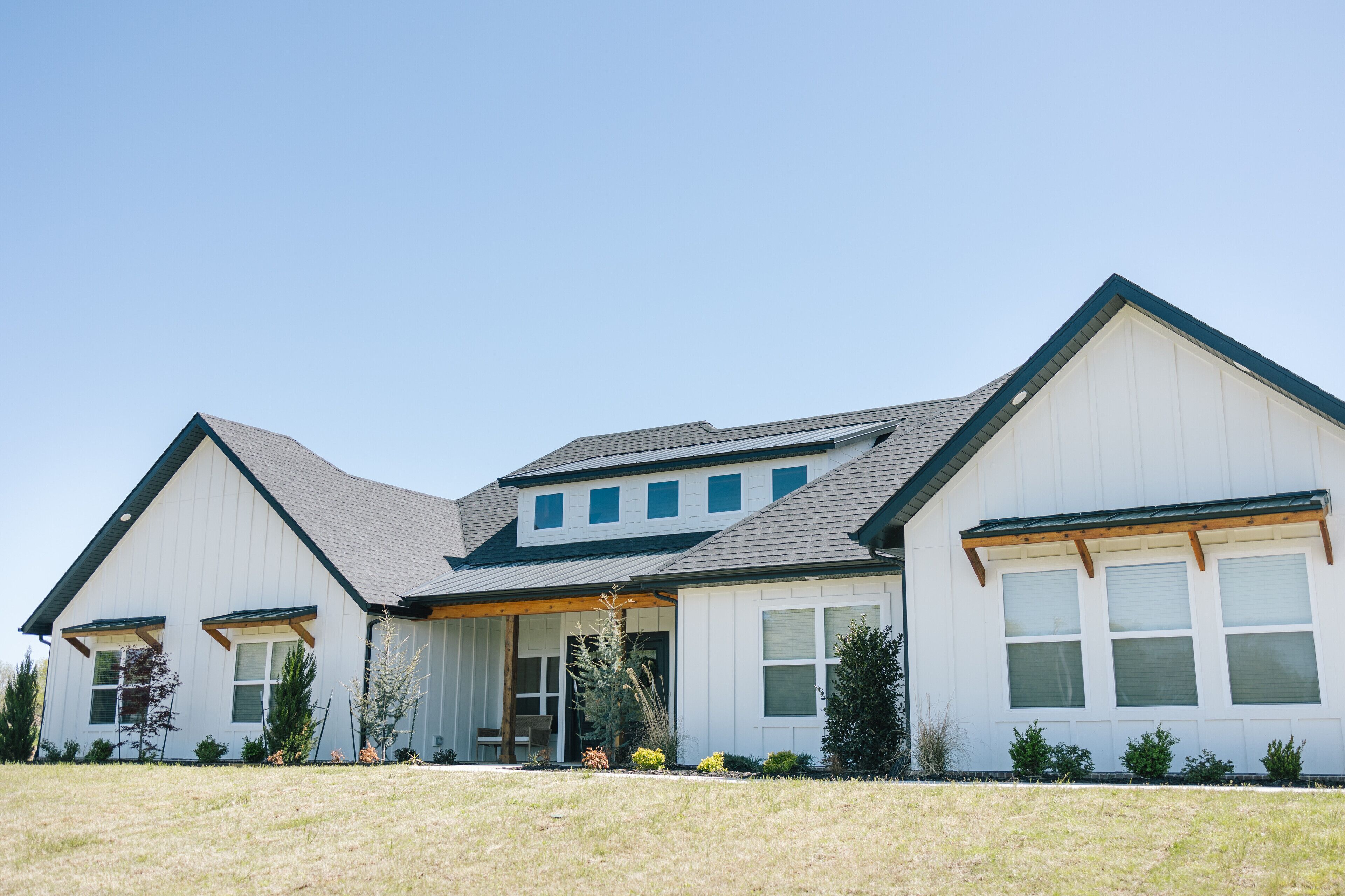 NEW Modern Farmhouse: pool and guest house - 6.9 miles University of Arkansas! 