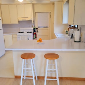 Refrigerador, horno, parrilla de estufa y cafetera y tetera