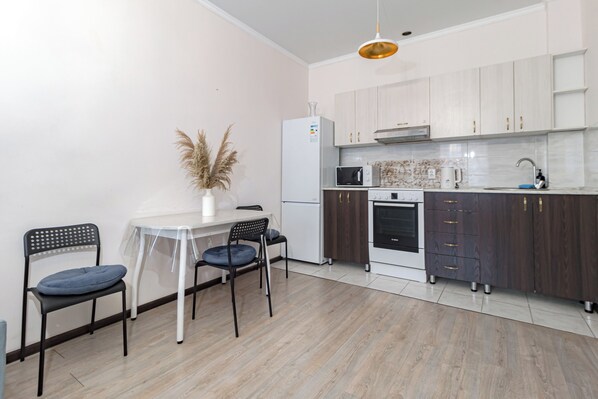 Dining tables, kitchen islands