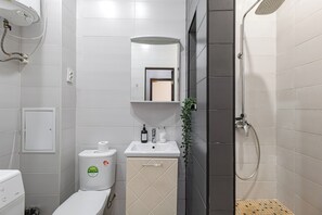 Een douche, een haardroger, handdoeken, zeep