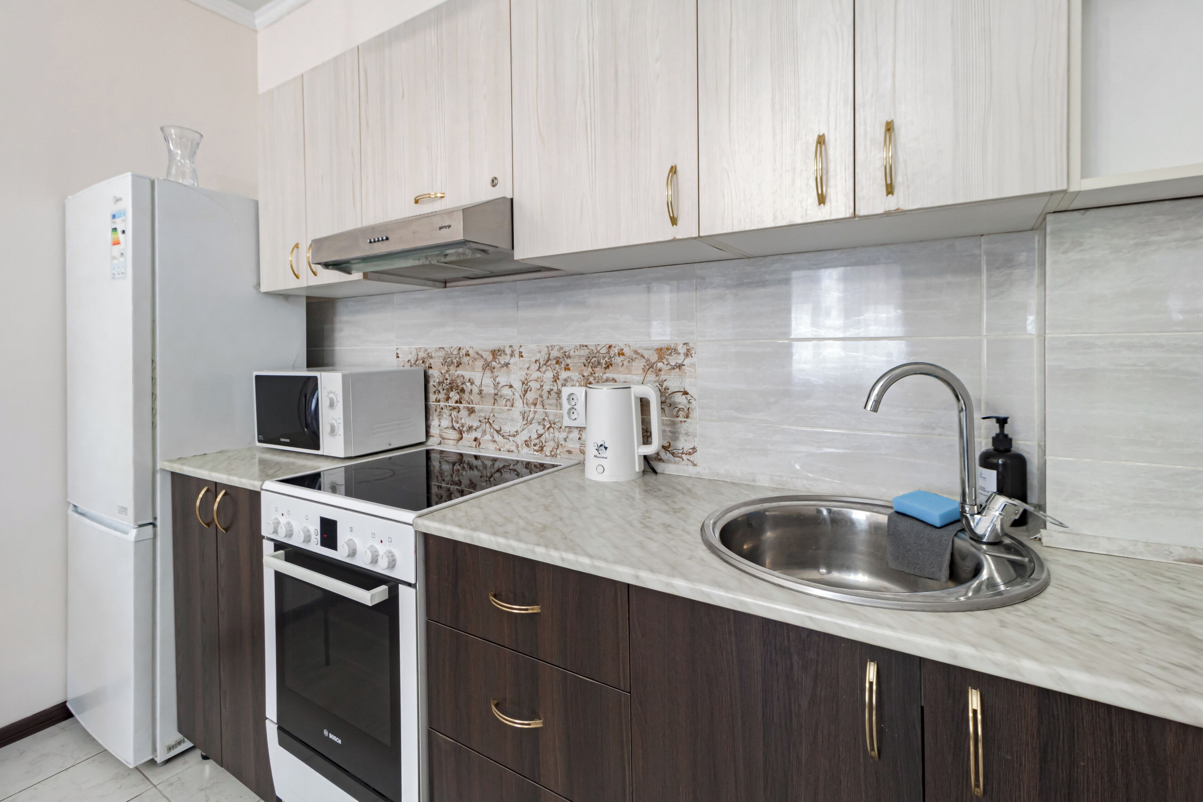 Mesa de comedor y isla de cocina