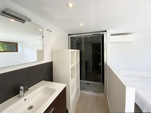 5 bedrooms, iron/ironing board, internet