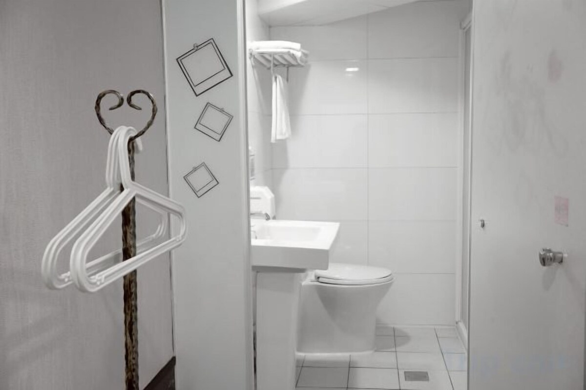 Een douche, handdoeken