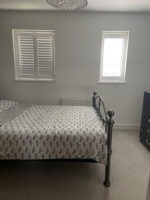2 bedrooms, iron/ironing board, WiFi, bed sheets - Captivating 2-Bed House in Wolverhampton (Wolverhampton)