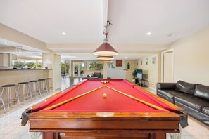 Game room - RARE RIVERFRONT - PEACE OF HEAVEN IN PACIFIC HAVEN  (Pacific Haven)