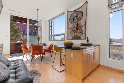 Ski Discounts! Designer Loft w/ Soaring Views