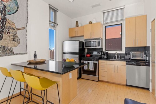 Ski Discounts! Designer Loft w/ Soaring Views