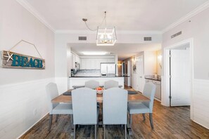 Dining - Calypso 1404 East!  GULFRONT and Free Beach Service and Activities! (Panama City Beach)