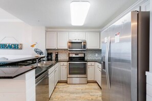 Refrigerador, microondas, horno y parrilla de estufa 