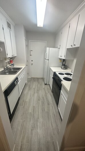 Jääkaappi, uuni, liesi, astianpesukone