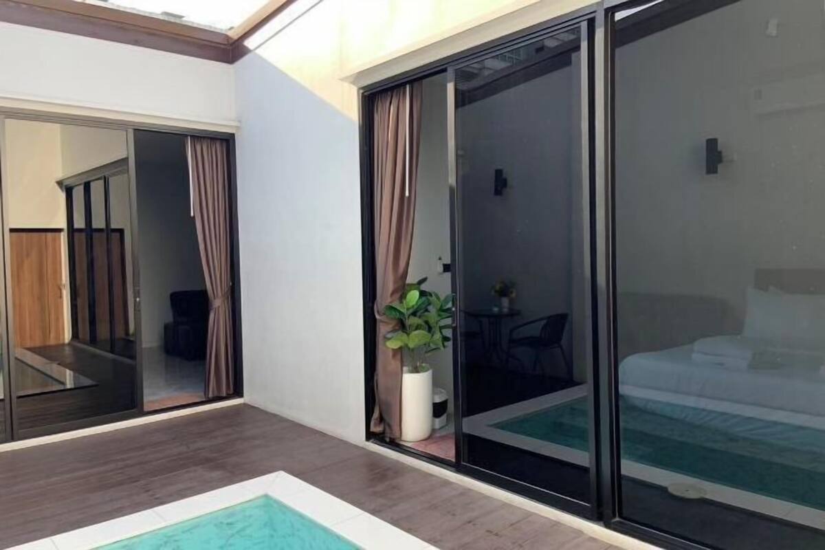 Blackout drapes, WiFi (free)