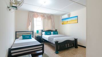 Quarto triplo | Roupas de cama antialérgicas, ferros/tábuas de passar roupa