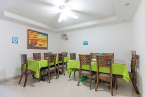 Desayuno continental diario (COP 12000 por persona)