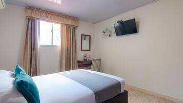 Double Room | Hypo-allergenic bedding, iron/ironing board, free WiFi, bed sheets