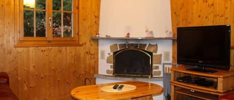 Een televisie en een open haard