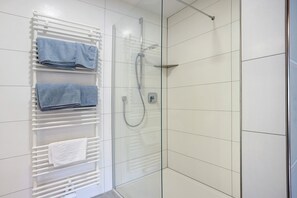 Een douche, een haardroger, handdoeken
