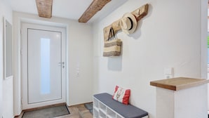 A hallway with a bench, a door, and a wall-mounted hat rack. - Apartment 'Trendelmühle Lautrach' with Garden & Wi-Fi (Lautrach)