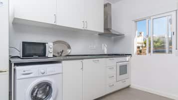 Frigorífico, microondas, horno y placa de cocina