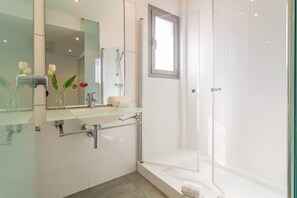 Bañera con ducha, secador de pelo, bidet, toallas