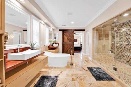 Brentwood Posh 5-Bedroom w/steam shower near hwy