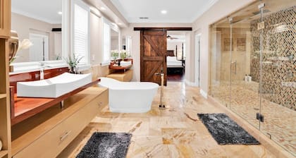 Brentwood Posh 5-Bedroom w/steam shower near hwy