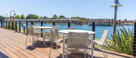 屋外ダイニングエリア