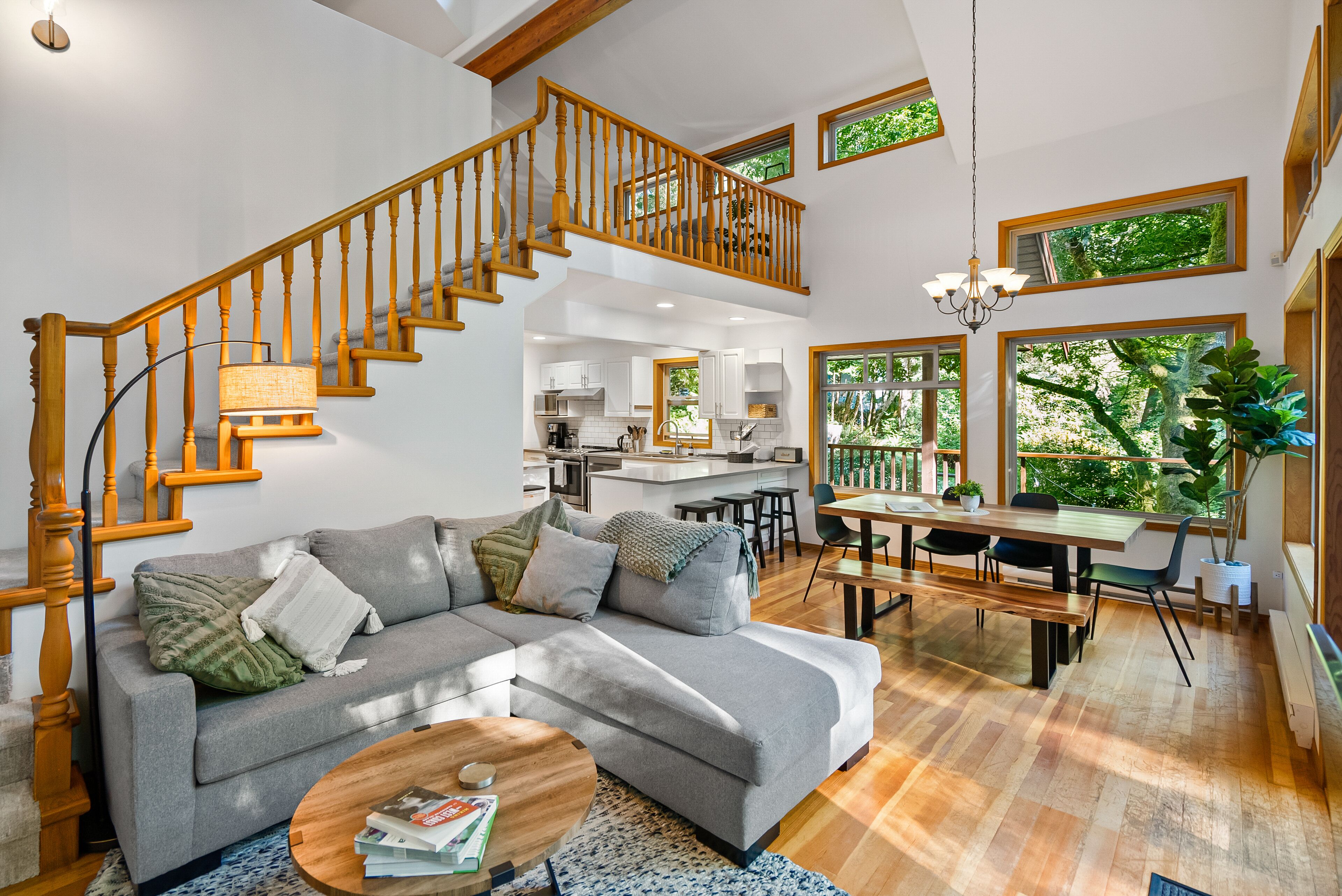 Smart TV, fireplace, books, stereo