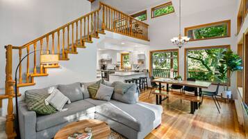 Smart TV, fireplace, books, stereo