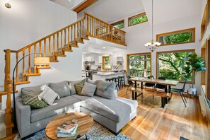 Smart TV, fireplace, books, stereo