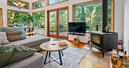 3 Bedroom and 3 Bathroom Chalet in French Beach with Cedar Barrel Sauna