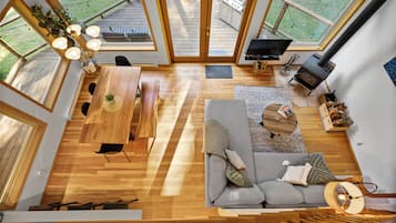 Smart TV, fireplace, books, stereo