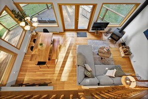 Smart TV, fireplace, books, stereo