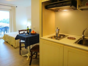 Kühlschrank, Kochgeschirr/Geschirr/Besteck